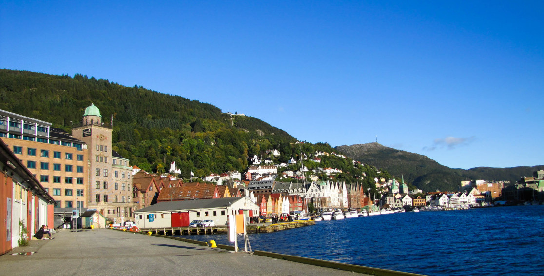 Norweskie miasto Bergen = widok na Byggen z daleka